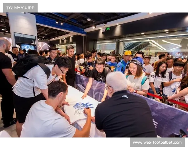 布克赛后为球迷签名留念展现宠粉温暖瞬间中国赛球员通道成粉丝记忆圣地 布克赛后为球迷签名留念展现宠粉温暖瞬间中国赛球员通道成粉丝记忆圣地